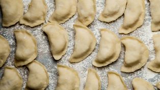 Kucharka z garmażerki zdradziła trik na pierogi. Ciasto wychodzi elastyczne i mięciutkie jak plastelina