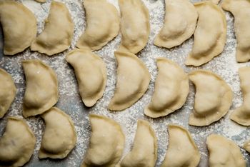 Kucharka z garmażerki zdradziła trik na pierogi. Ciasto wychodzi elastyczne i mięciutkie jak plastelina