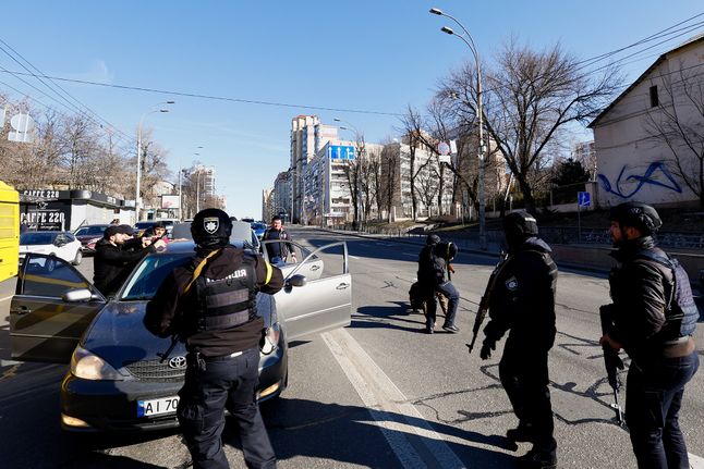 Policja sprawdza osoby z podejrzanego samochodu na ulicy Kijowa.