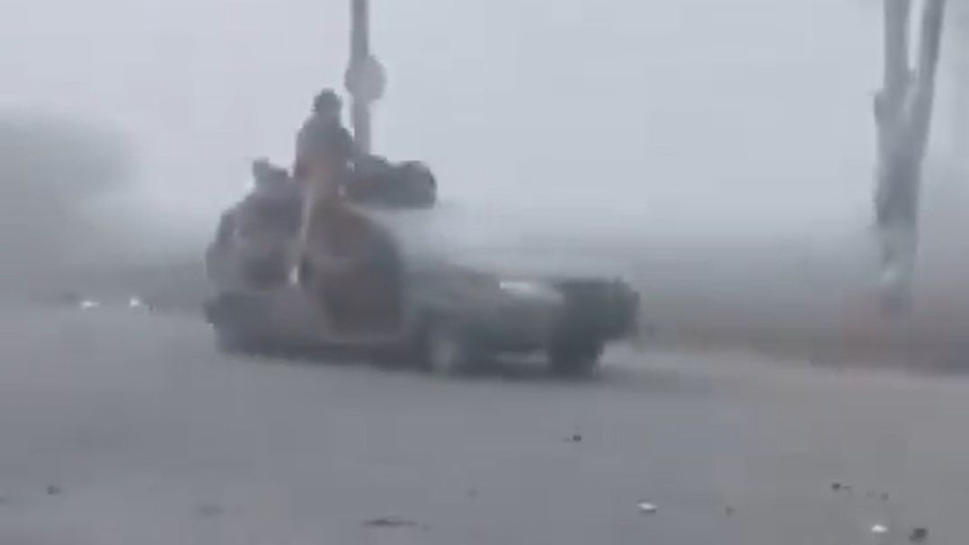 Jeden z pojazdów rosyjskiej kolumny wjeżdżającej do Pokrowska.