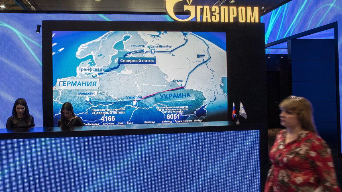 epa09161942 Gazprom workers sit in front of the screen with the Nord Stream 2 Pipeline and the logo of Russian gas company Gazprom during the 20th International Exhibition for Equipment and Technologies for the Oil and Gas Industries 'Neftegaz' in Moscow, Russia, 26 April 2021. The 20th International Exhibition for Equipment and Technologies for Oil and Gas Industries 'Neftegaz' is attended by 573 participants from 24 countries.  EPA/SERGEI ILNITSKY Dostawca: PAP/EPA.