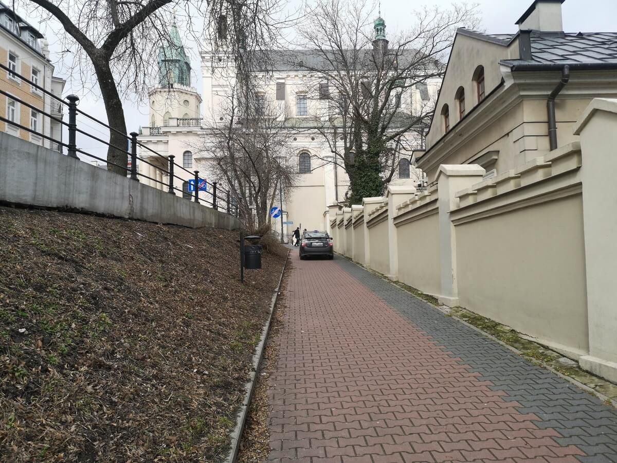 Jazda taksówką po chodniku