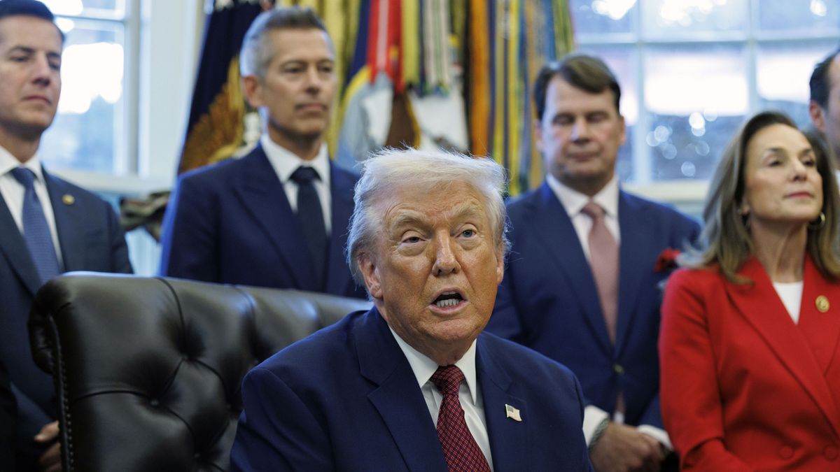 US President Donald Trump announces changes to new fuel economy standards, in the Oval Office, at the White House, Washington, DC USA, 03 December 2025. EPA/WILL OLIVER / POOL Dostawca: PAP/EPA.