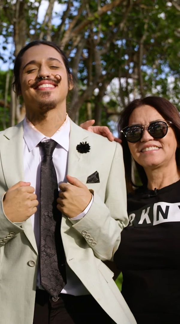 Ma 98% ciała pokryte tatuażami. Zakrył je dla matki