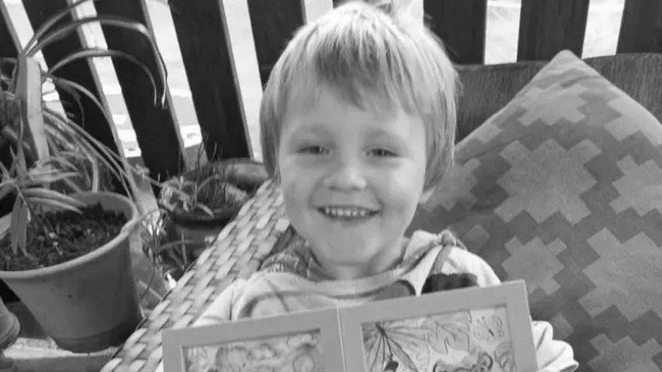 Ojciec przejechał kosiarką trzyletniego syna