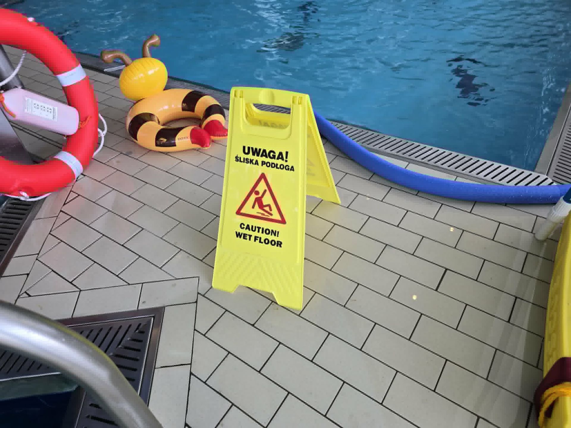 Na podłogę na basenie w Pobierowie trzeba uważać