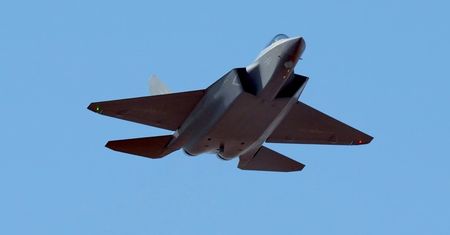 Testy samolotu pokładowego J-35. Wystartował z lotniskowca Fujian