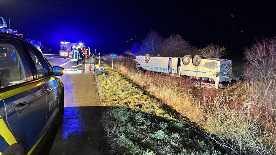 Serious bus accident on the A2
10 February 2023, Saxony-Anhalt, Bornstedt: A bus belonging to a tour company from Poland is lying on its roof after an accident on the A2 near Bornstedt. The vehicle had overturned. Passengers were traveling from Poland, Ukraine, Belarus and Belgium. Six people were seriously injured in the accident, 28 people suffered minor injuries. Photo: Thomas Schulz/dpa-Zentralbild/dpa 
Dostawca: PAP/DPA
Thomas Schulz
Accidents, traffic, ---