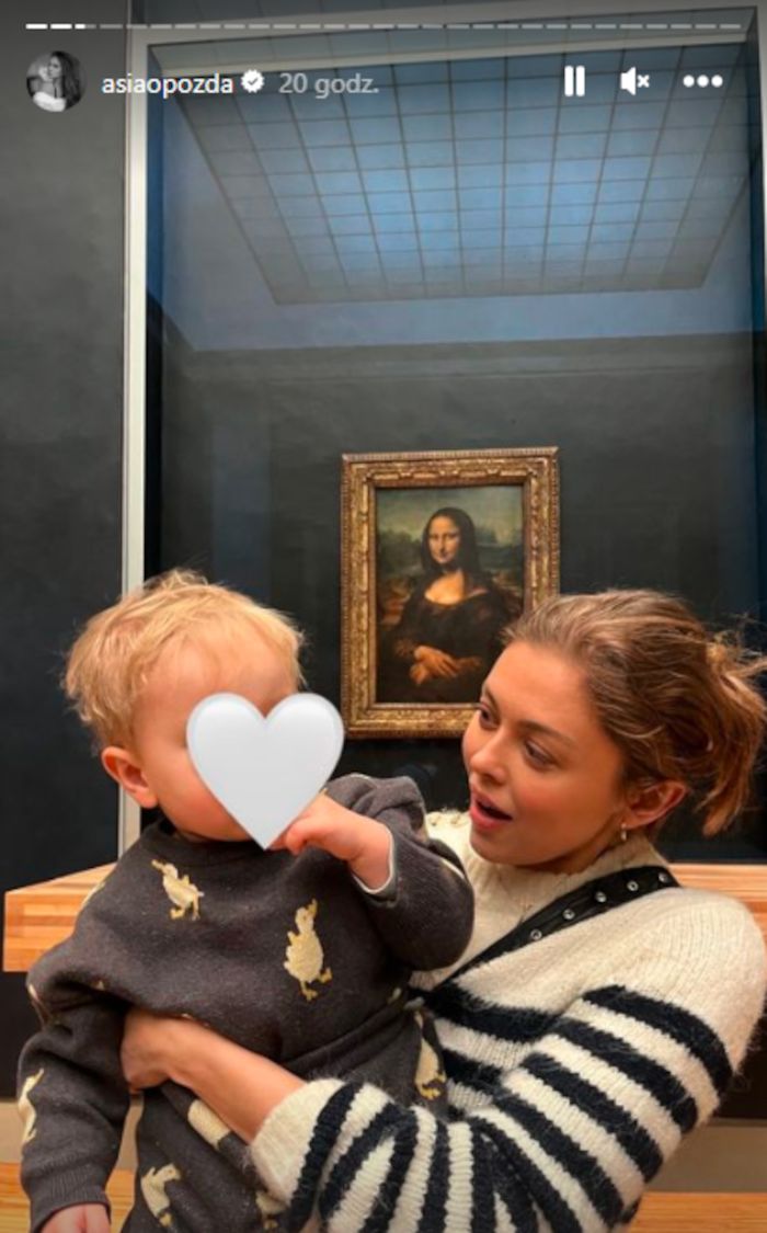 Joanna Opozda i mały Vincent zwiedzają muzeum w Luwrze