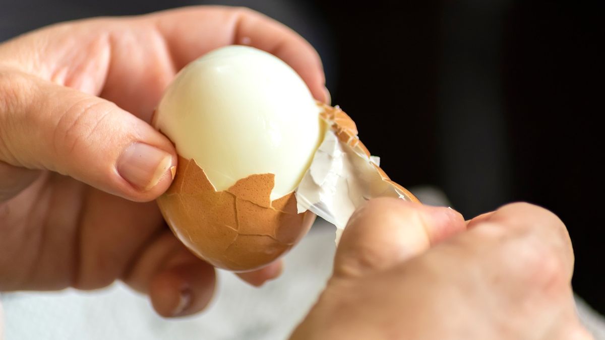 Dlaczego jajka czasem trudno się obierają?