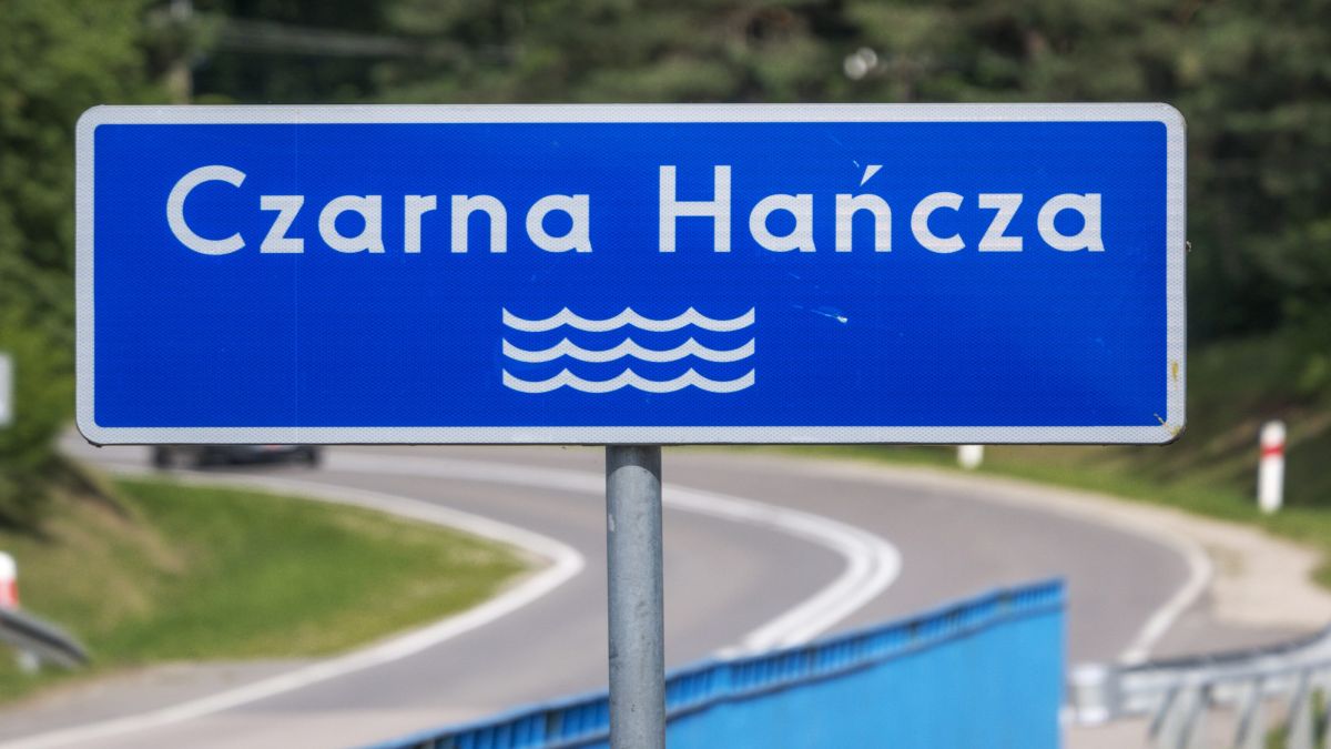 Rzeka Czarna Hańcza i jezioro Wigry zanieczyszczone nieznaną sub