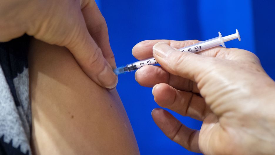 Szczepionka przeciw COVID-19. Pfizer wnioskuje w sprawie nastolatków
