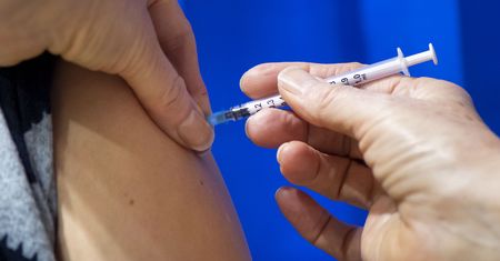 Szczepionka przeciw COVID-19. Pfizer wnioskuje w sprawie nastolatków