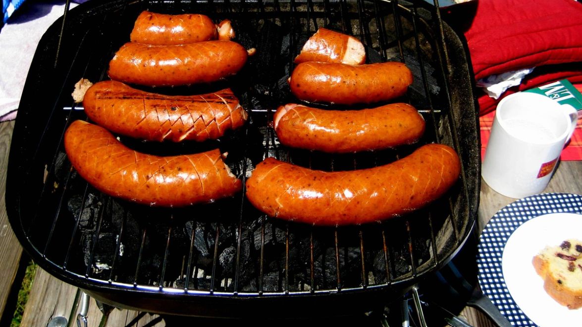 AGEs, czyli końcowe produkty glikacji tworzą grupę związków, których należy unikać w codziennej diecie. Najczęściej są wytwarzane w procesie przetwarzania żywności, a ich akumulacja może mieć ogromny wpływ na kondycję organizmu oraz patogenezę wielu chorób.