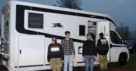Straż graniczna zatrzymała kampera. W środku 15 migrantów