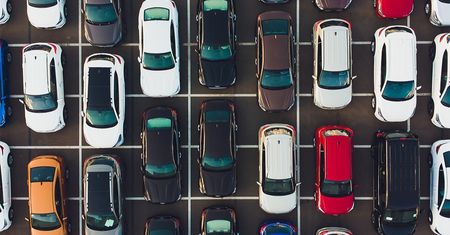 Diesel wraca do gry, a elektryki właśnie wyprzedził hybrydy plug-in. Polacy znów ruszyli po nowe auta