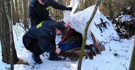 Pierwsza ofiara niskich temperatur w Lublinie. Leżał na ziemi przykryty kocem