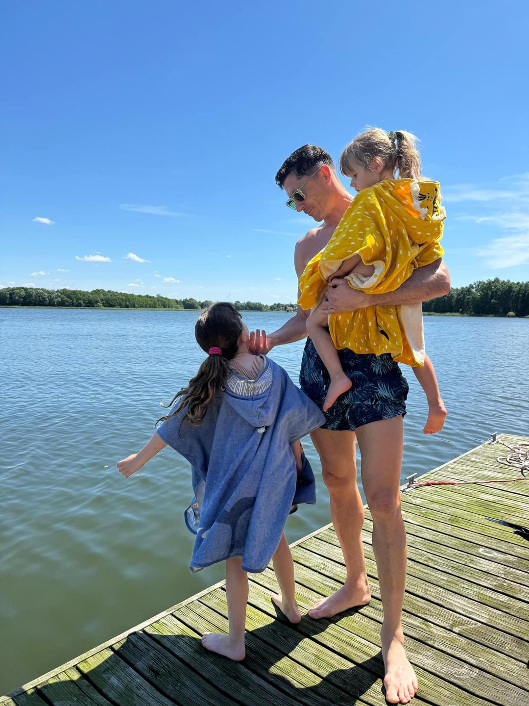 Robert Lewandowski wypoczywa nad jeziorem z córkami