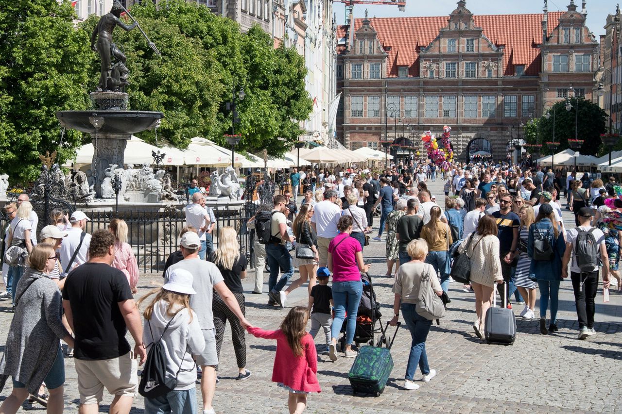 Turyści rujnują codzienność mieszkańców nadmorskich miast. "Śmieci można tu zbierać jak pety pod ławką"