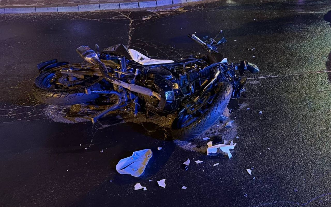 Groźnie na Poniatowskiego w Poznaniu. Motocyklista i kierowca osobówki zderzyli się wieczorem