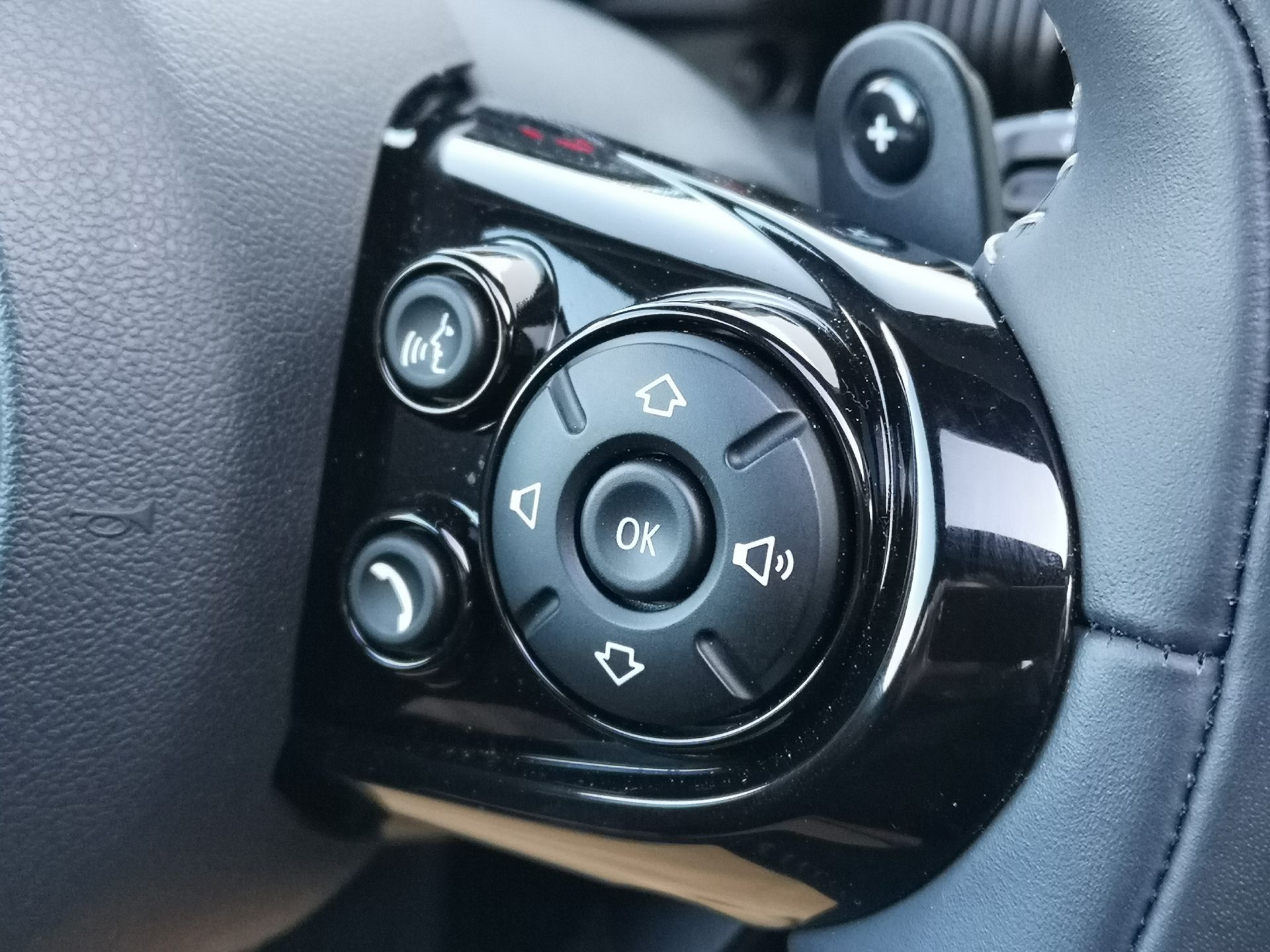 MINI Cooper S: aplikacja MINI Connected, obsługa systemu oraz audio Harman Kardon 25