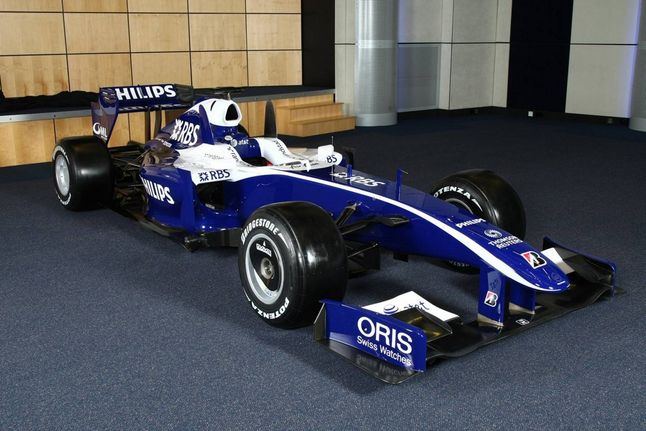 Williams FW31 - zespół Franka Williamsa jako jedyny w F1 opracował mechaniczny KERS (fot. nofenders.net)