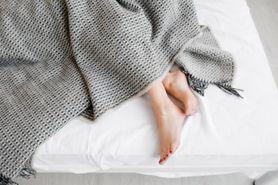 Odsłaniasz stopy w trakcie snu? To może być objaw choroby
