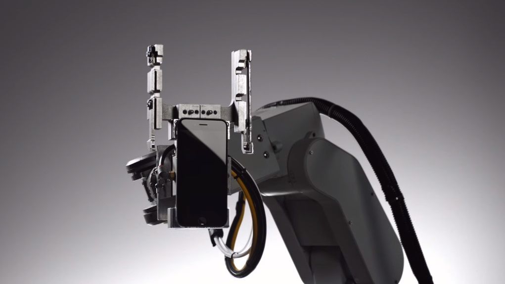 TechFlash - sterowanie mimiką innej osoby, robot demontujący iPhone'y i nietypowe logotypy znanych firm 1