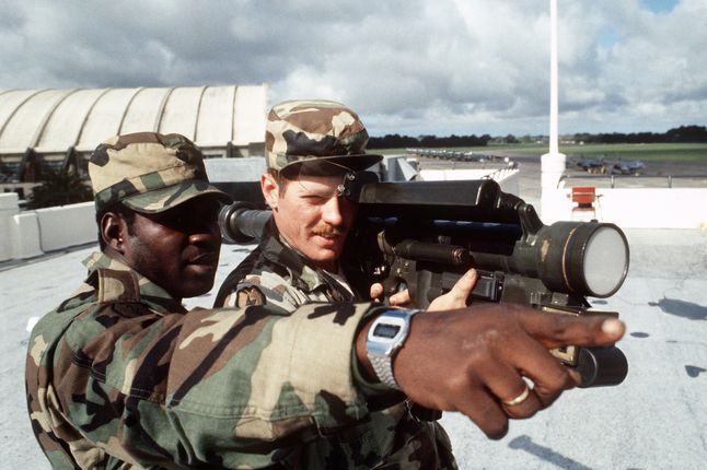 Żołnierze z zestawem FIM-43 Redeye