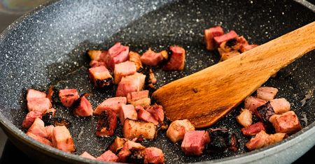 Większość marnuje cenny produkt. Zamiast do zlewu, wlej do sałatki