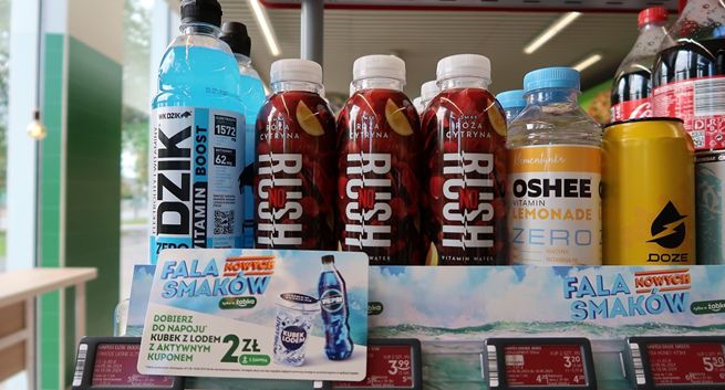 Hasło „Fala nowych smaków” promuje napoje w Żabce