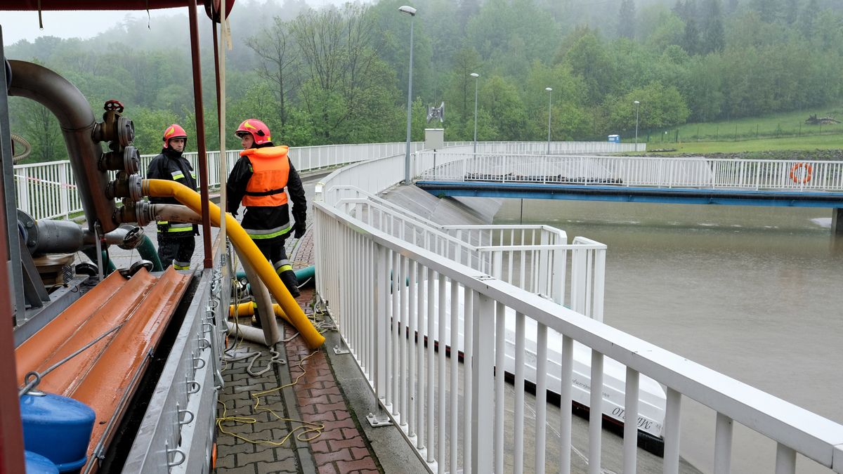 Strażacy przepompowują wodę w zbiorniku w Wilkowicach, 23 maja 2019. 120 osób najbardziej zagrożonych podtopieniem wówczas zostało ewakuowanych