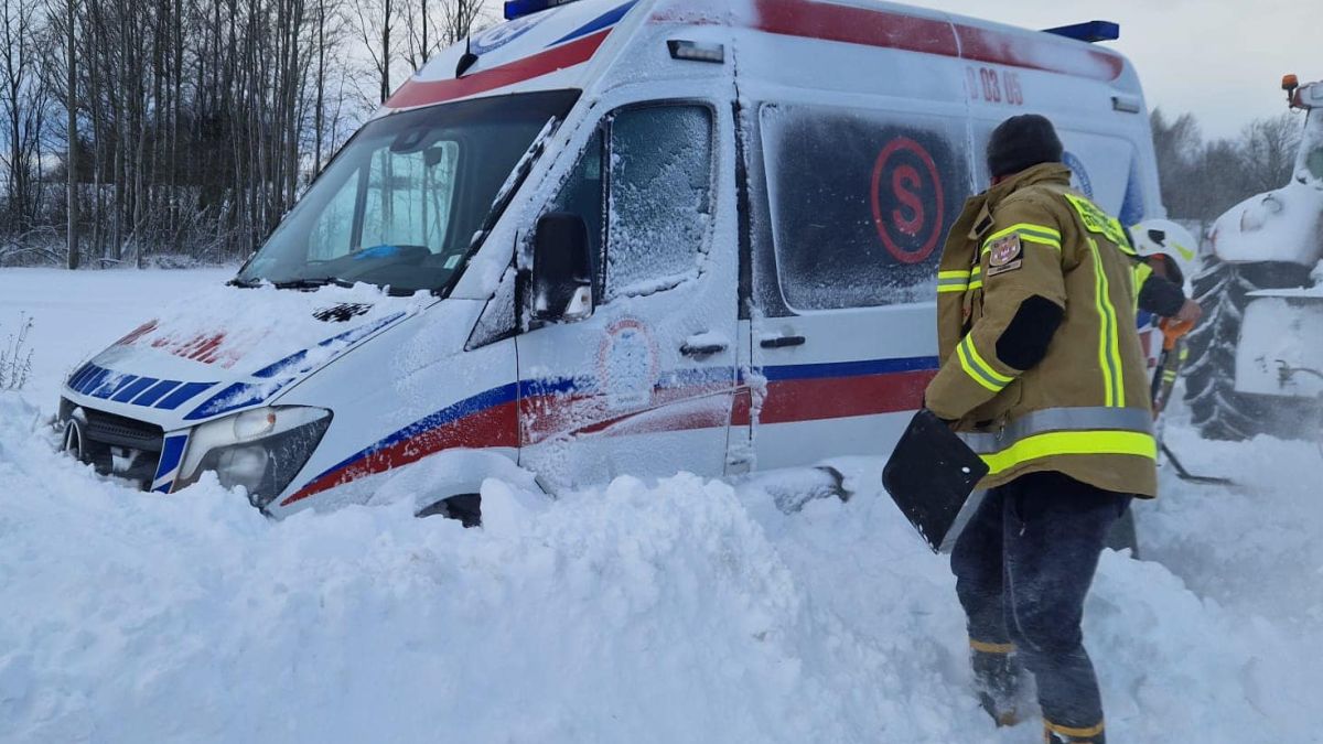 Karetka pogotowia utknęła w zaspie śnieżnej