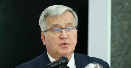 Sprawa działki pod CPK. Komorowski: powinni mieć twardy zadek