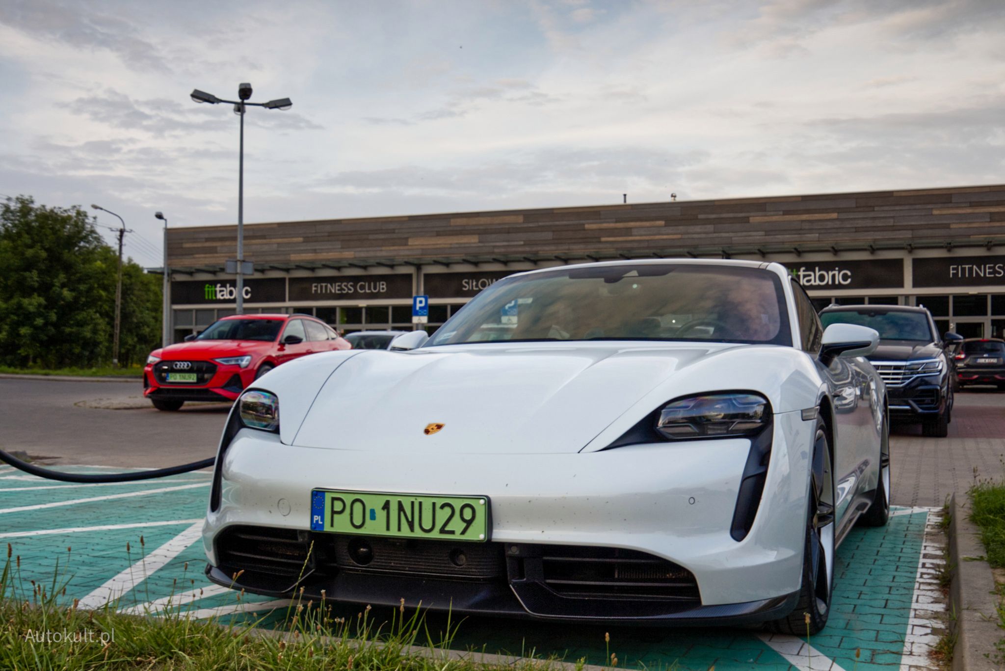 Porsche Taycan Turbo i Audi e-tron Sportback - dziś to jeszcze rzadki widok na polskich drogach
