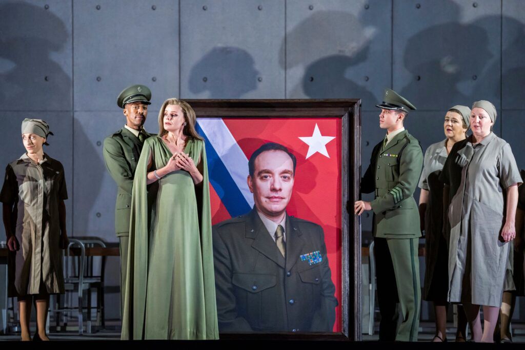 Agnieszka Rehlis jako Amneris w ROH © Tristram Kenton