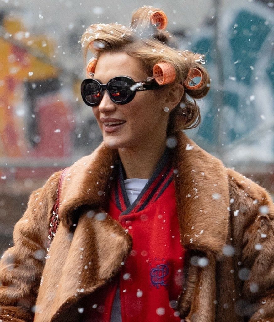 Bella Hadid z wałkami na głowie