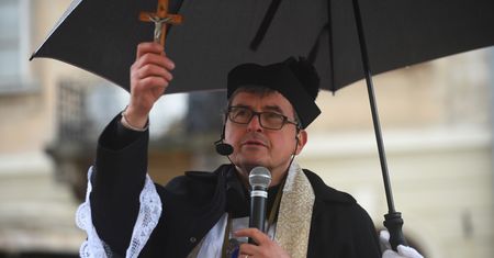 Piotr Natanek, kontrowersyjny były ksiądz, znowu prowadzi działalność. Ma wielu wyznawców i wybudował sanktuarium