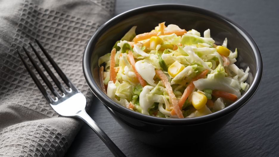 Surówka z kapusty i kukurydzy