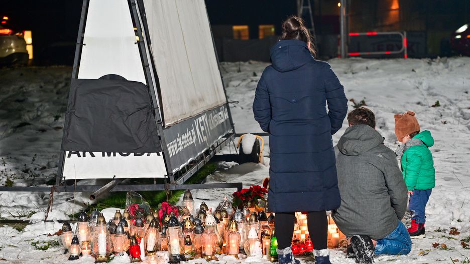 Mieszkańcy stawiają znicze w centrum Andrychowa, gdzie przez kilka godzin siedziała na zimnie zaginiona 14-latka