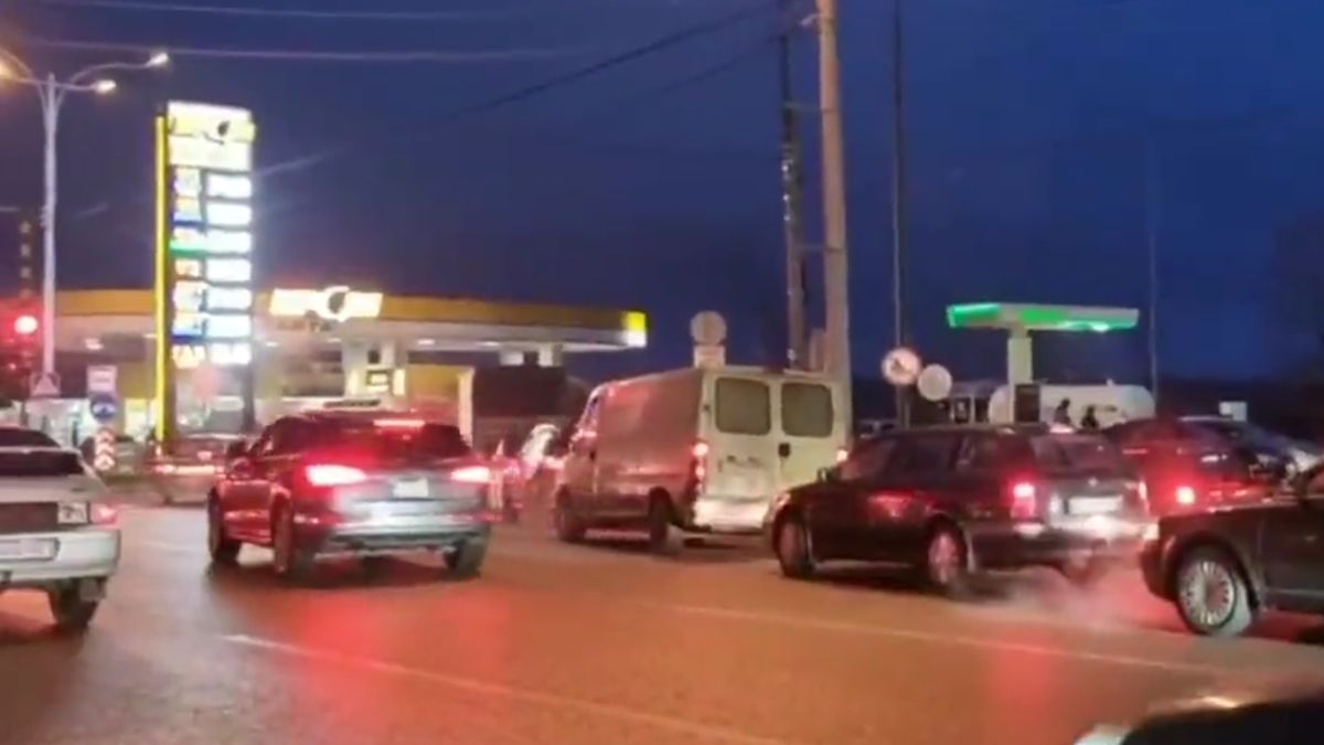 Chaos na Ukrainie. Wielkie kolejki po paliwo