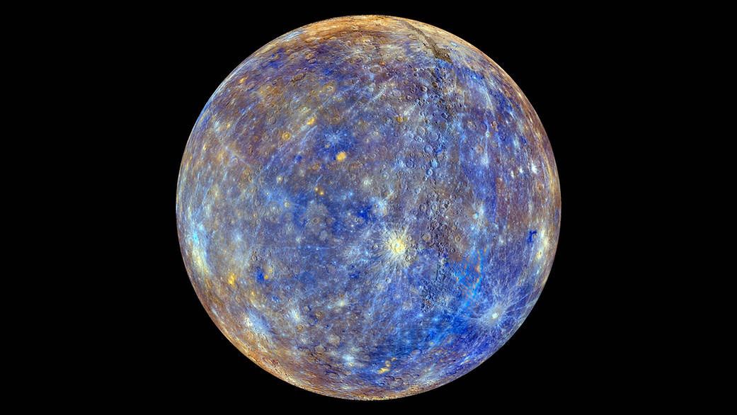 Ten kolorowy widok Merkurego powstał przy użyciu zdjęć z kampanii obrazowania kolorowej mapy podstawowej podczas głównej misji MESSENGERA. Te kolory nie są tym, jak Merkury wyglądałby dla ludzkiego oka, ale raczej podkreślają chemiczne, mineralogiczne i fizyczne różnice między skałami tworzącymi powierzchnię Merkurego.