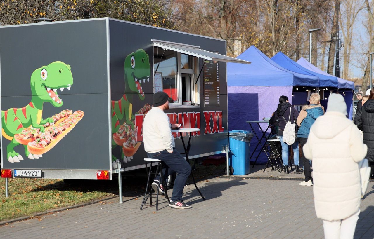 Lublin: Zgłodniałeś na cmentarzu? Sprzedawcy przychodzą z pomocą