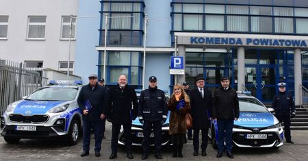 Policja chciała się pochwalić nowymi wozami. Jednego nie mieli, więc improwizowali