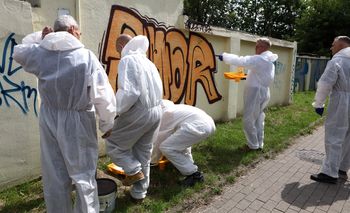 Grudziądz: Ruszyła akcja zamalowywania graffiti. Lwią część pracy wykonują więźniowie