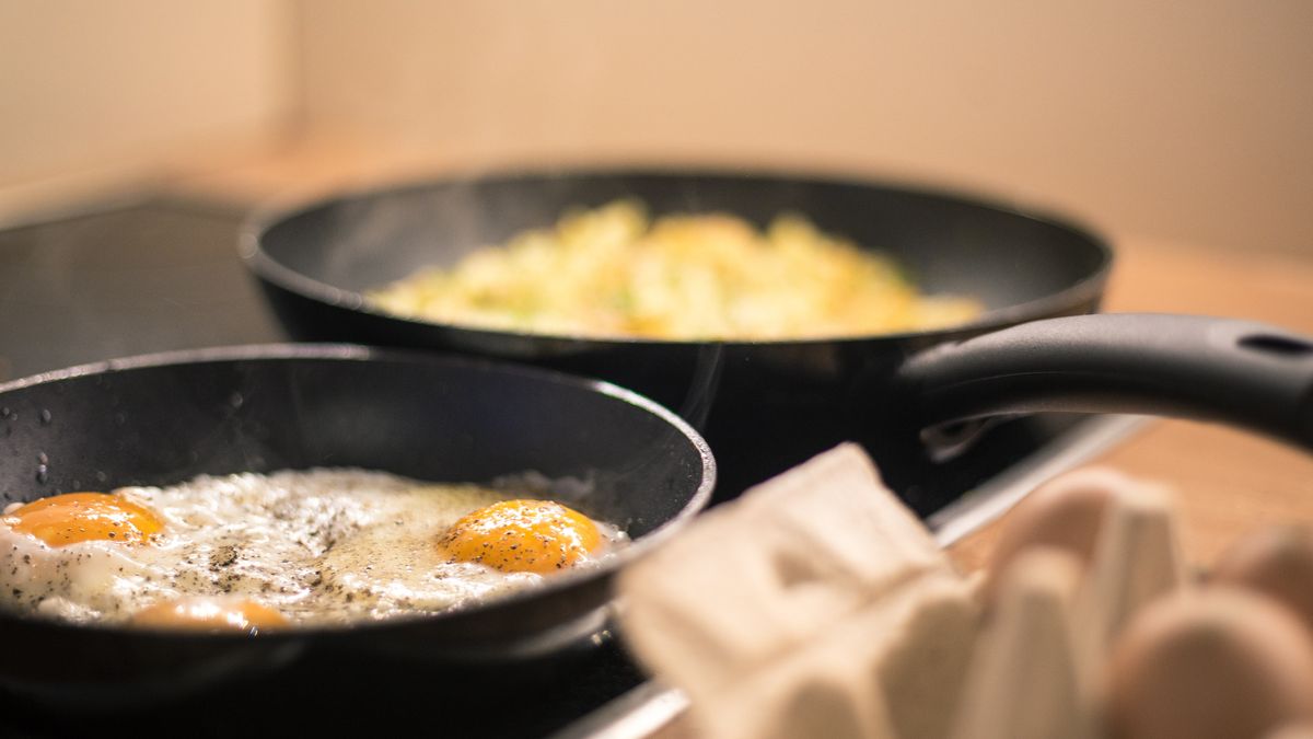 Dlaczego nie można zalewać gorącej patelni wodą?