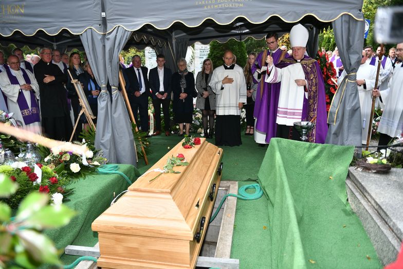 Skandaliczne sceny na pogrzebie biskupa Janiaka. Wybuchła awantura