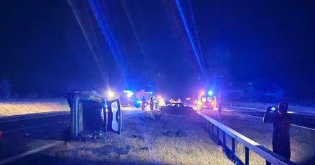 Fordem wjechał w tył saaba i dachował na S12. Pasażer z forda w ciężkim stanie trafił do szpitala