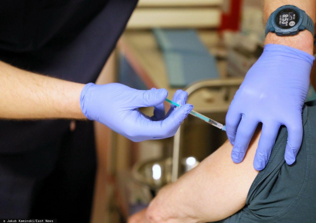 Szczepionka przeciw COVID-19. Przychodnie szczepią sześć osób dziennie. "Chętnych dziesiątki więcej"