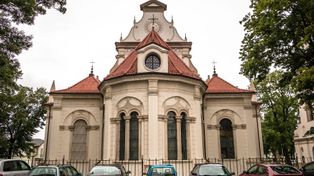 Tajemnice starych krypt w zamojskiej Katedrze. "Niektóre szczątki były złożone w dużych stosach"